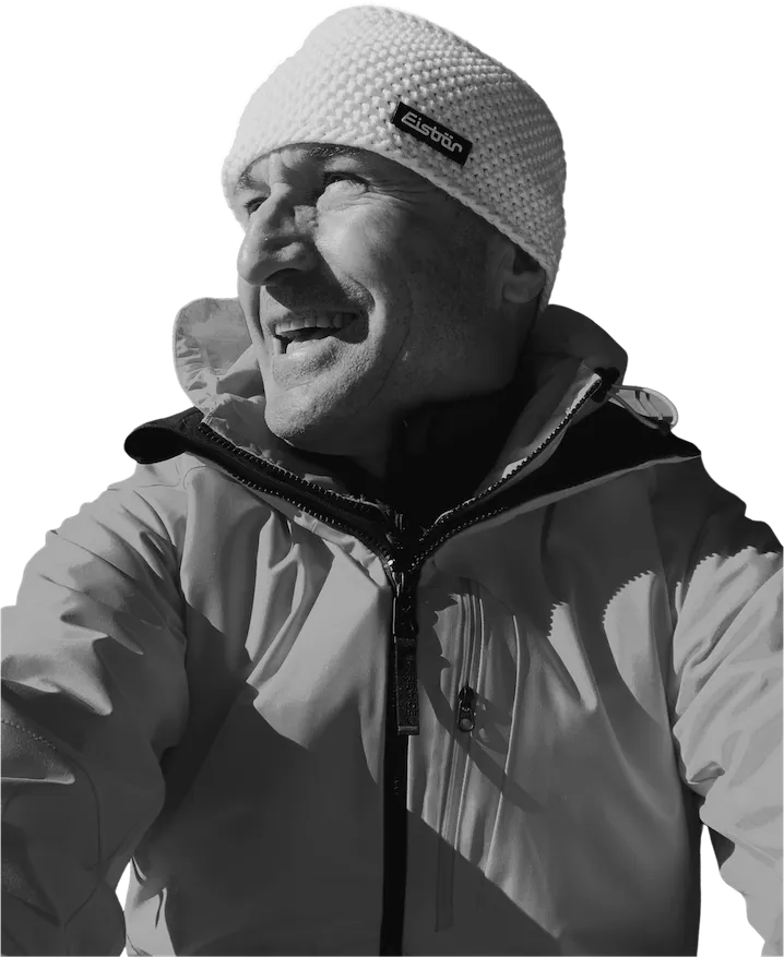 Emil Hofer lachend in Skijacke und Mütze
