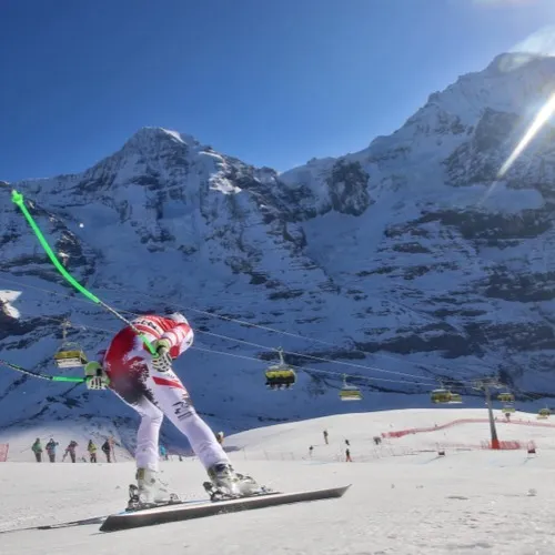 Hannes Reichelt in der Abfahrt vor verschneiter Bergkulisse