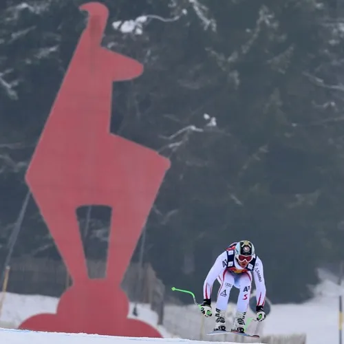 Hannes Reichelt fährt an der roten Gams-Figur in Kitzbühel vorbei