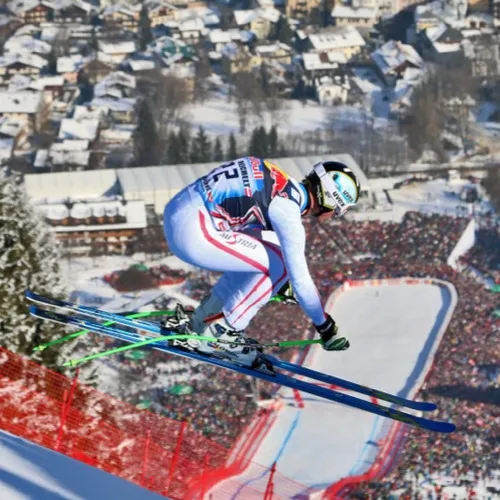Hannes Reichelt im Sprung über die Hausbergkante in Kitzbühel, vor dem Zielstadion