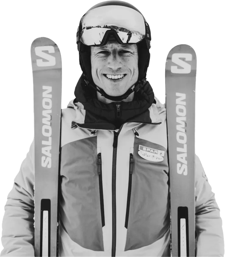 Hannes Reichelt mit Helm und Rennski