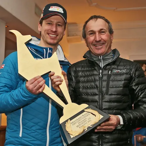 Hannes Reichelt und Emil Hofer mit der Kitzbühel-Gams-Trophäe